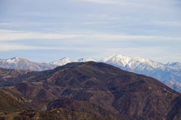 Obraz na płótnie Canvas Snow dusts the San Gabriel Mountains that rise above Greater Los Angeles