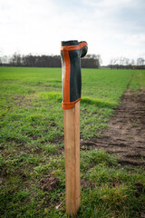 Fototapeta na wymiar Auf einem Holzpfahl gestülpter Gummistiefel als Zeichen des Widerstandes der Landwirtschaft gegen die Agrarpolitik.