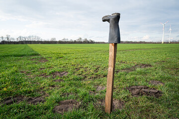 Auf einem Holzpfahl gestülpter Gummistiefel als Zeichen des Widerstandes der Landwirtschaft gegen...