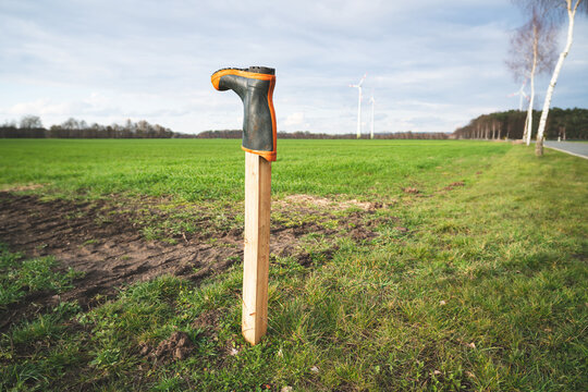 Gummistiefel auf einem Holzpfahl von Landwirten an einem Feld aufgestellt als Mahnmahl f&uuml;r das H&ouml;festerben.