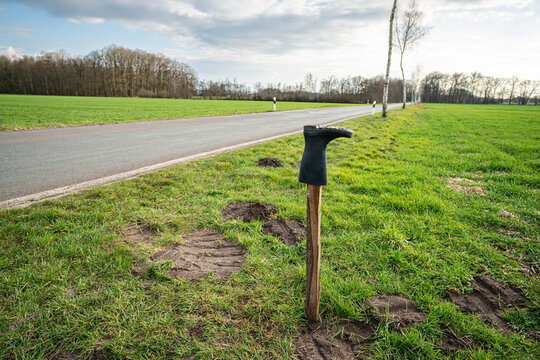 Auf einem Holzpfahl gest&uuml;lpter Gummistiefel als Zeichen des Widerstandes der Landwirtschaft gegen die Agrarpolitik.