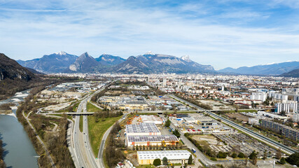 Vue aérienne panoramique par drone de l'agglomeration de Grenoble