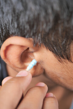 men using ear cotton bar 