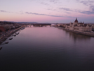 Naklejka premium Evening view of Parliament. Colorful sanset in Budapest, Hungary, Europe.