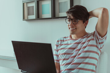 celebración frente al computador 
