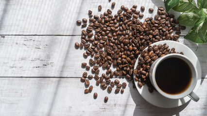 陽のあたる部屋とコーヒー｜白い木目背景