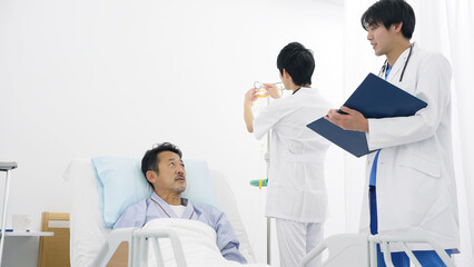Obraz premium 病床で医師と話す入院患者