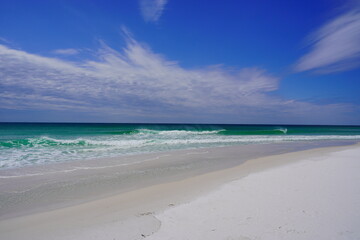Fototapeta na wymiar beautiful Destin beach and the Gulf of Mexico in Destin, Florida 