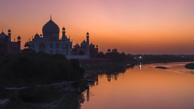 Timelapse view of sunset over the Taj Mahal and Yamuna River in Agra, India, zoom in.