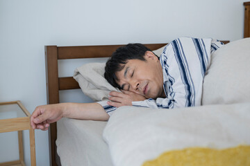 寝室で眠る50代男性,朝
