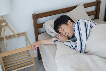寝室で眠る50代男性,朝