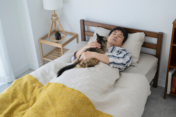 猫と眠る50代男性