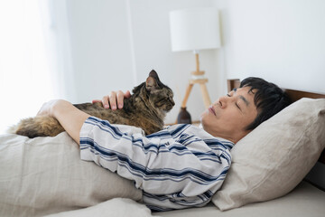 猫と眠る50代男性