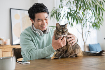 休日を自宅で猫と過ごす50代男性