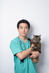 猫を抱く獣医の男性