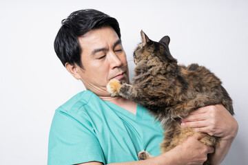 猫を抱く獣医の男性