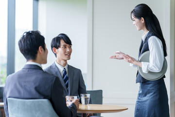 ホテルのラウンジで接客をするウェイトレス