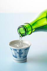 日本酒を注ぐ