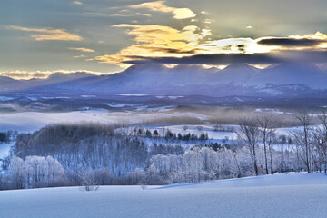 大雪ざんれんぽからの日の出と彩雲（上富良野町）