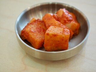 한국의 전통음식 신선한 무 김치 
