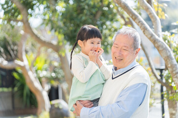 笑顔のおじいちゃんと孫