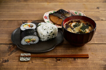 巻き寿司とおにぎり、鰆の味噌漬けとおすまし