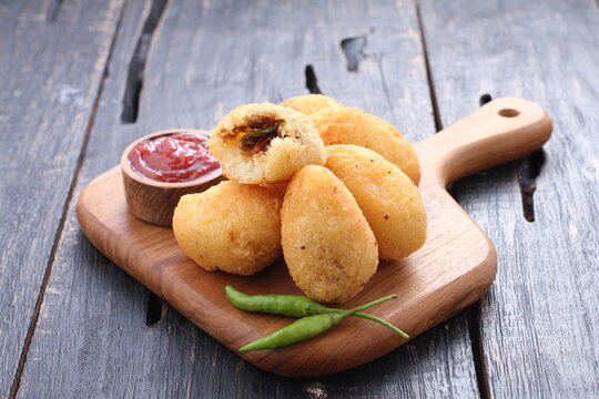 Comro is a typical Sundanese fritter. Comro is made from grated cassava which is shaped round or oval and filled with chili sauce and chili sauce and fried. 