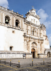 Obraz premium Architectural detail of San Francisco el Grande church in Antigua Guatemala, former capital of Guatemala from 1543 to 1773, a city that has retained its colonial architectural features to this day