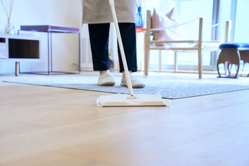 Fototapeta na wymiar 床を掃除する女性