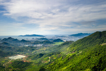 Obraz premium Panoramic photo of dawn viewed from the high mountains, in the distance is the famous coastal tourist city of Nha Trang
