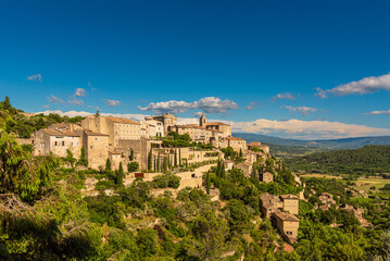 Fototapeta na wymiar Gordes (Vaucluse) Blick auf die Stadt von einem Felsvorsprung