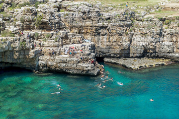 La ville de Polignano a Mare en été dans la région des Pouilles en Italie