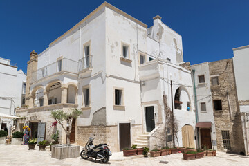 La ville de Polignano a Mare en été dans la région des Pouilles en Italie