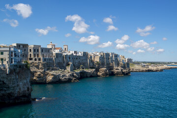 La ville de Polignano a Mare en été dans la région des Pouilles en Italie