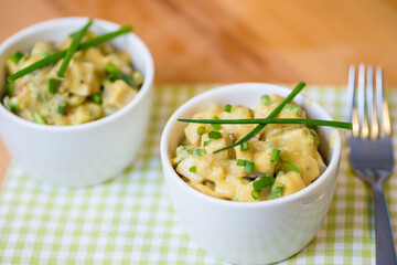 Veganer Eiersalat mit Schnittlauch und sauren Gurken