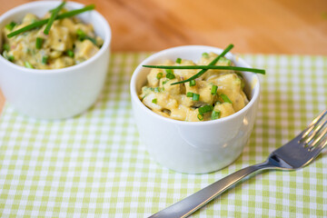 Veganer Eiersalat mit Schnittlauch und sauren Gurken
