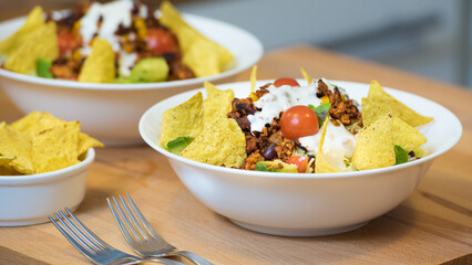 Veganer Nachos Salat mit Tofu Hack und Avocado 