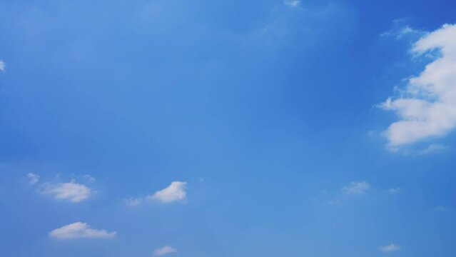 青空と白い雲のタイムラプス　4K UHD