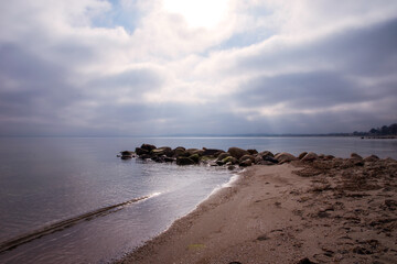 Fototapeta na wymiar Strand an der Ostsee mit Wolken und Wellen