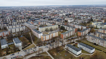 Fototapeta na wymiar Fotografia aerea panoramica di una città Europea vista dall'alto - fotografia con drone dello skyline di un'area urbana in Europa