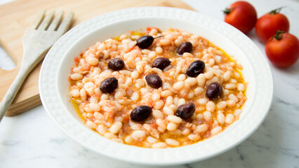 Delicious and healthy white bean salad with cod and black olives.