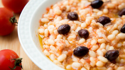 Delicious and healthy white bean salad with cod and black olives.