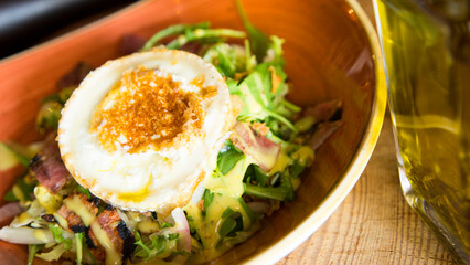 Delicious and healthy green salad with gratin goat cheese.