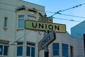 Obraz premium Sign in san francisco that say Union and Jones in historic downtown districts of american urban neighborhoods