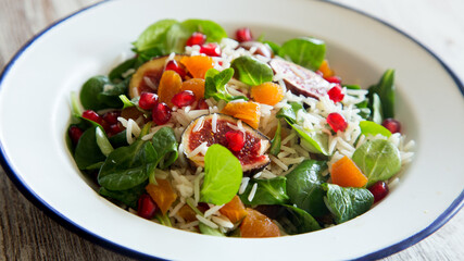 Delicious rice salad with figs and spinach