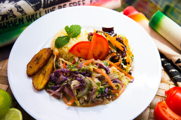 Delicious Jamaican salad with grilled vegetables, plantains and rice. © Leckerstudio