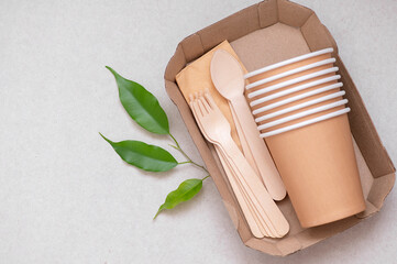 Eco friendly paper cups, wooden cutlery flat lay on gray background. sustainable lifestyle concept. zero waste, plastic-free items. stop plastic pollution. Top view, top view, template, layout.