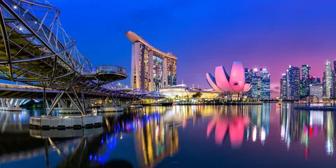 Photo sur Plexiglas Helix Bridge Marina Bay Skyline and Helix Bridge panorama at twilight in Singapore
