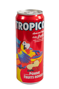 Vaison la Romaine - France - 21 mars 2023 - boite de boisson plate aux fruits de marque Tropico saveur pomme et fruits rouges isolé sur un fond blanc	
