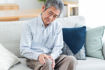 膝の痛みを訴える日本人男性